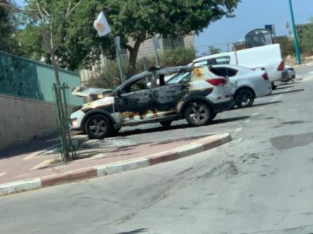 احتراق سيارتين في موقف مجلس حورة